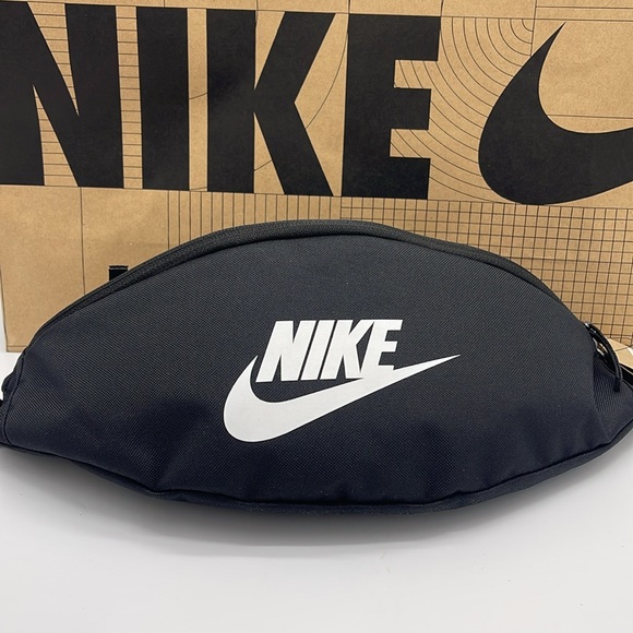 Nike Black White Belt Bag Nike Heritage Waistpack (3L) & Fanny Pack
Black
NWT - Picture 9 of 16